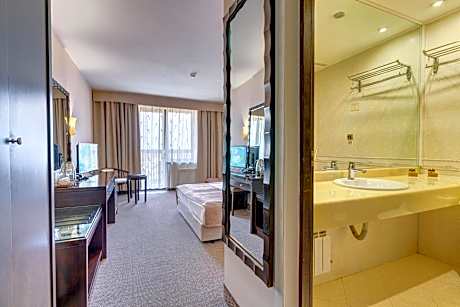 Deluxe Double or Twin Room (2 adults + 1 child)