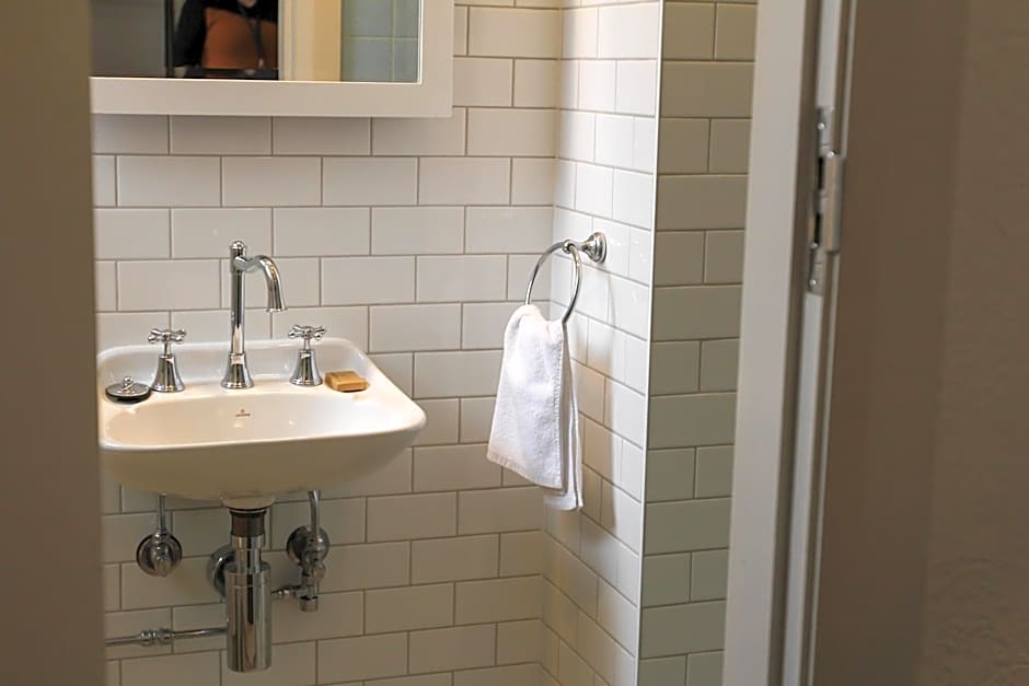 Alpine Hotel, Eat Drink Sleep