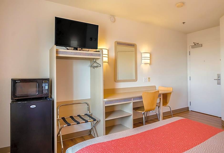 Howard Johnson by Wyndham Lemoore