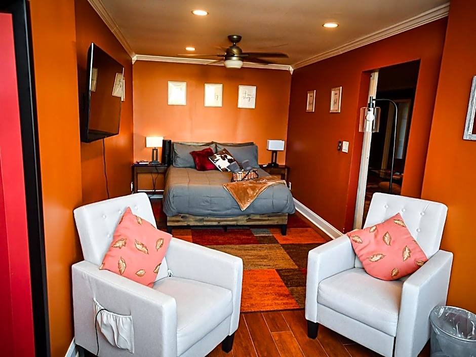 Perfect DTWN 2 Bed Condo with Cali King Bed and Gym