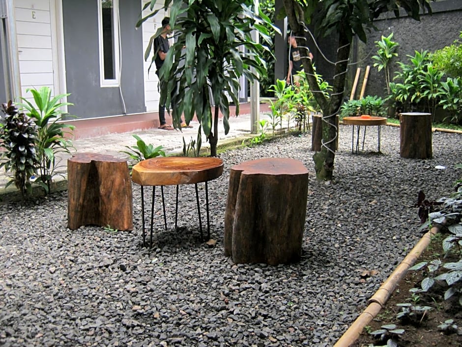 Aqilakost n Cafe Gadog Puncak