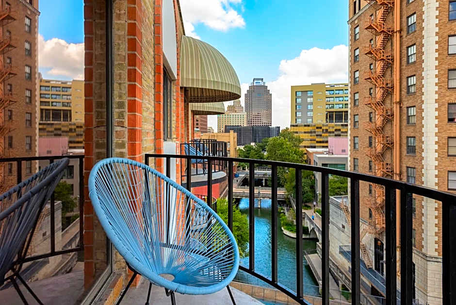 Photo 1 of 1 of 1 Queen Bed, Balcony