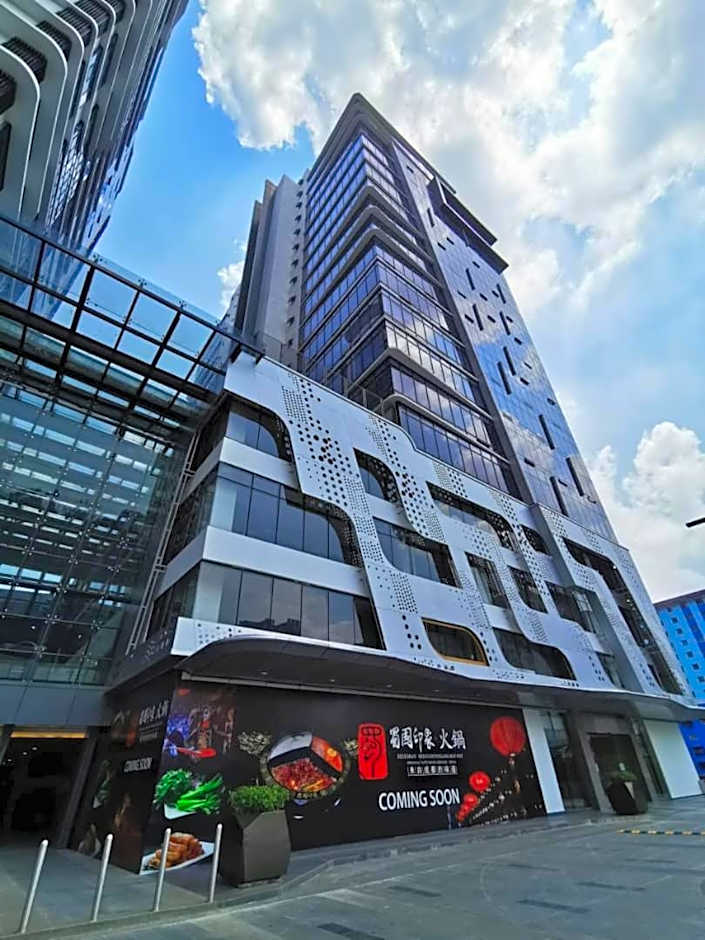 REVO at AURORA PLACE, Pavilion 2, 5 Minutes To AXIATA ARENA BUKIT JALIL FREE WIFI by De Harlequins Guesthouse