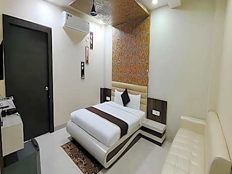 Hotel Prakshi Palace