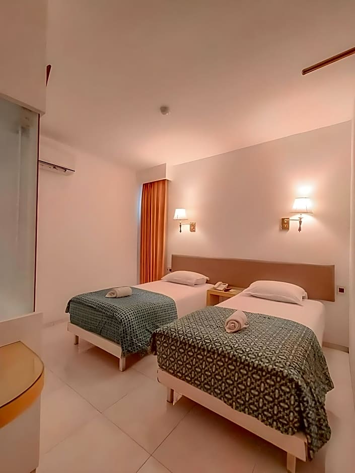 Dewarna Hotel Arifin
