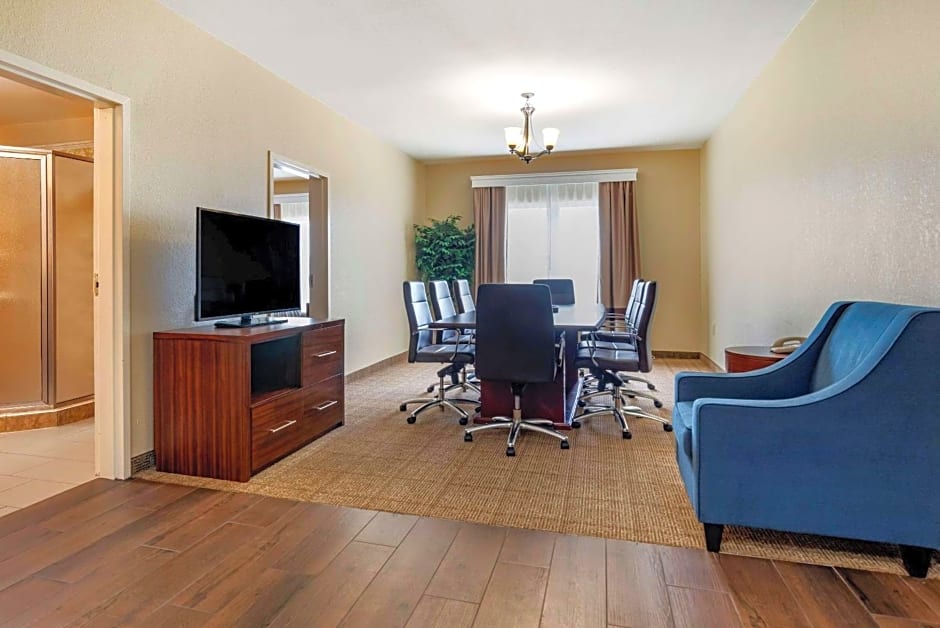 Comfort Suites