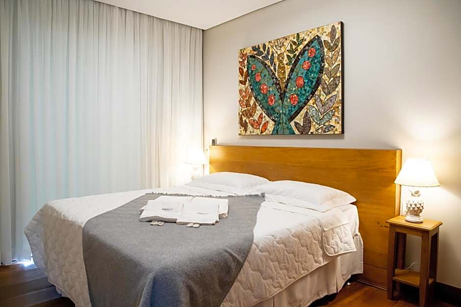 ESPAÇO 250 - Apto mobiliado, 3 quartos, sendo uma suíte, banheiro social, cozinha completa, sala de estar, ar condicionado, tv e internet