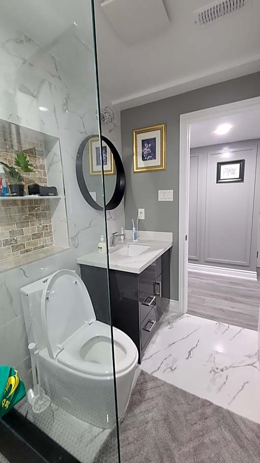 LUXURY 2-BEDROOMS UNIT WITH WIFI, LDR & PARKING.