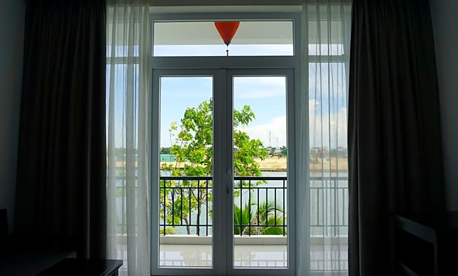 Riverside White House Hotel