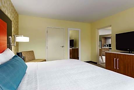 1 KING HEARING ACCESSIBLE SUITE NONSMOKING