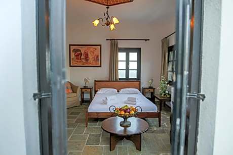 Economy Family Room with Garden View