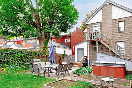 Charming Corktown Home with BBQ Grill & Backyard
