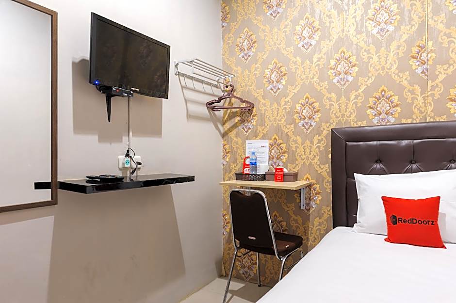 RedDoorz near Waterpark Citra Garden Medan