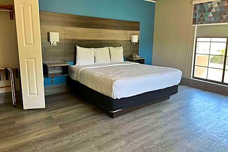 Deluxe King Suite - Non-Smoking