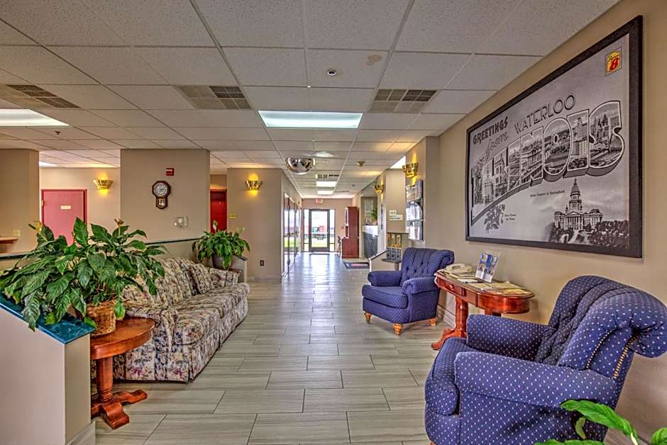 Super 8 by Wyndham Waterloo