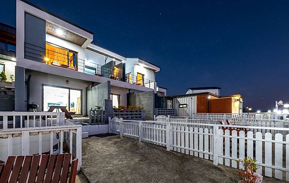 Whales Dream Pension