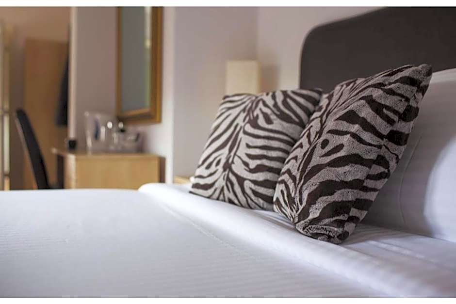 OYO White Horse Hotel