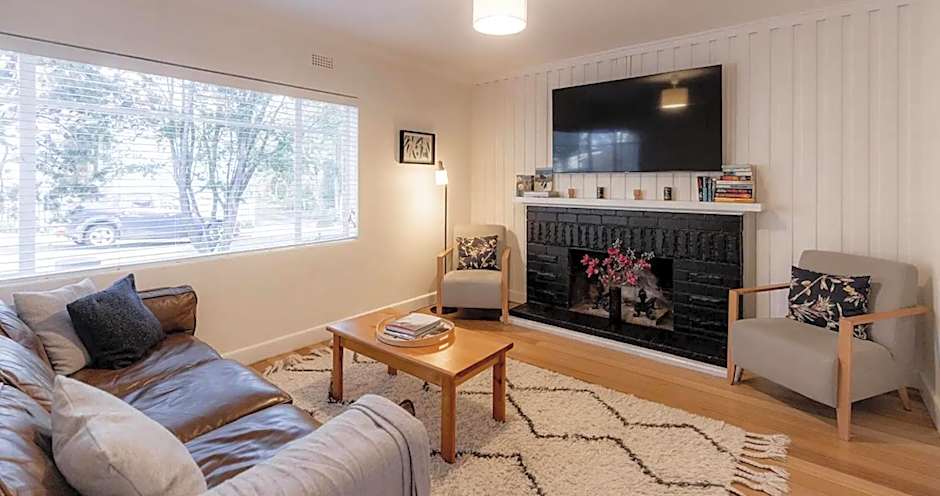 Relaxing modern home in central Sandy Bay