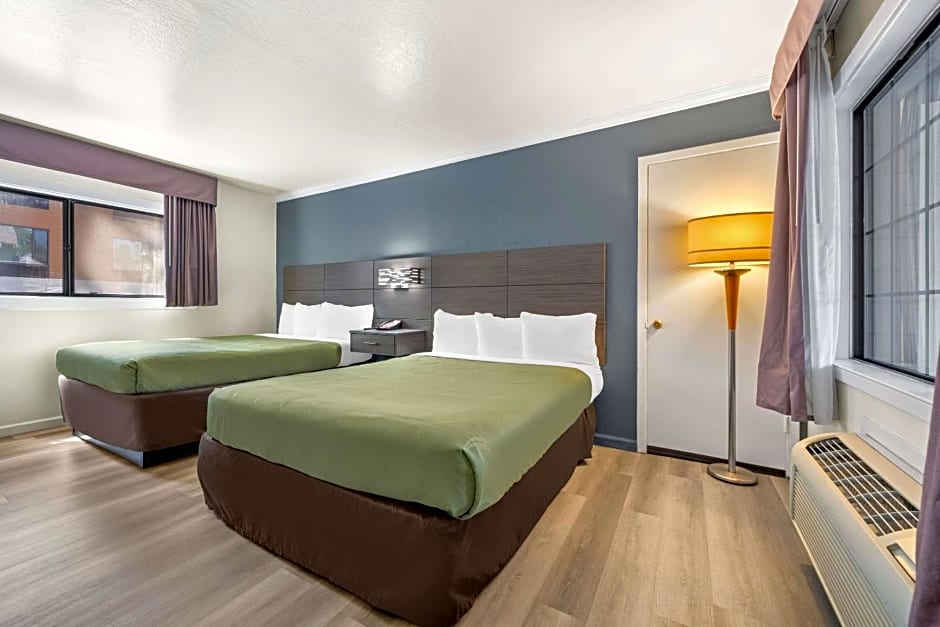 Econo Lodge Inn & Suites Heavenly Village Area