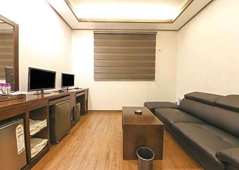 H  Hotel