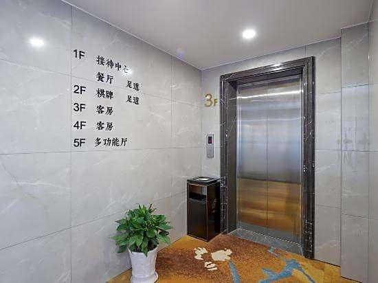 Binhai Station Hotel