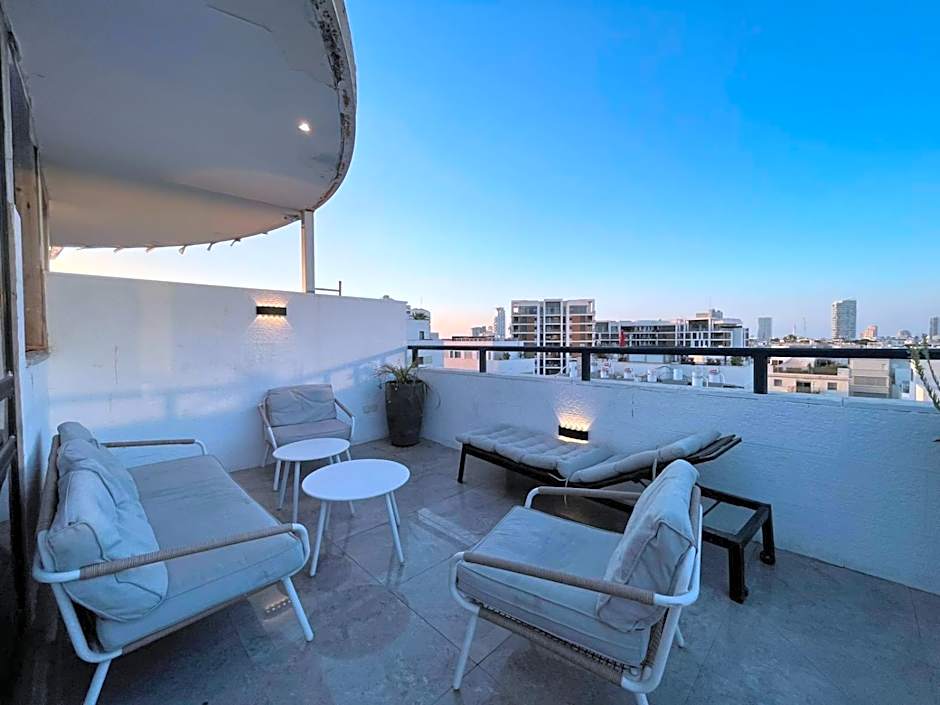 3Bedroom Suite 10 with Balcony and shelter