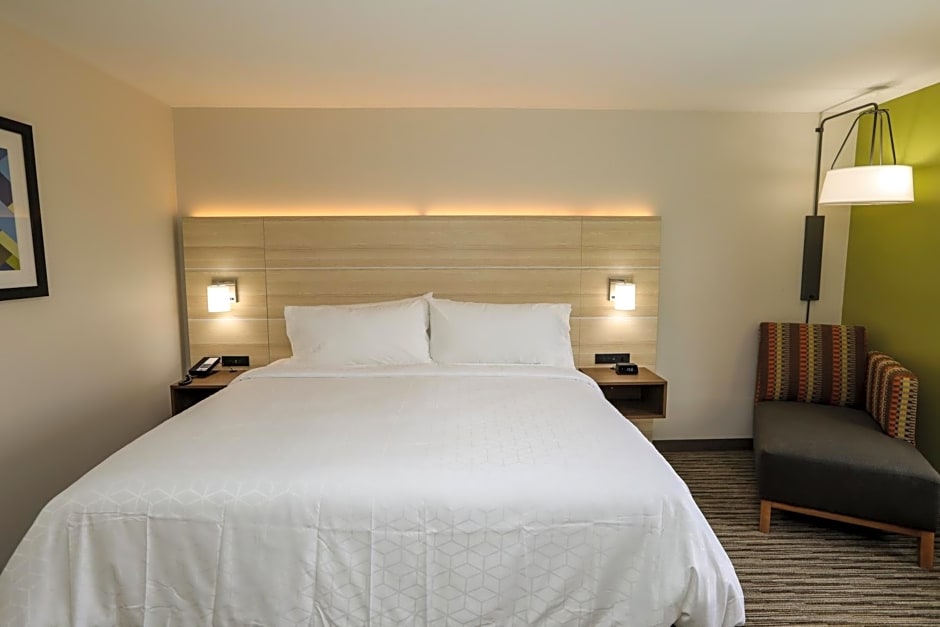 Holiday Inn Express Hillsboro I-35, an IHG Hotel