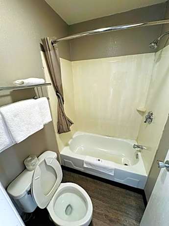 King Room with Roll-in Shower - Disability Access - Non-Smoking