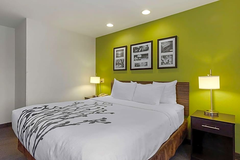 Photo 1 of 2 of 1 King Bed, Accessible