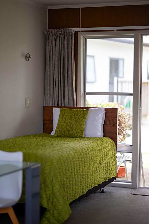 Photo 1 of 8 of 1 Bedroom Apartment