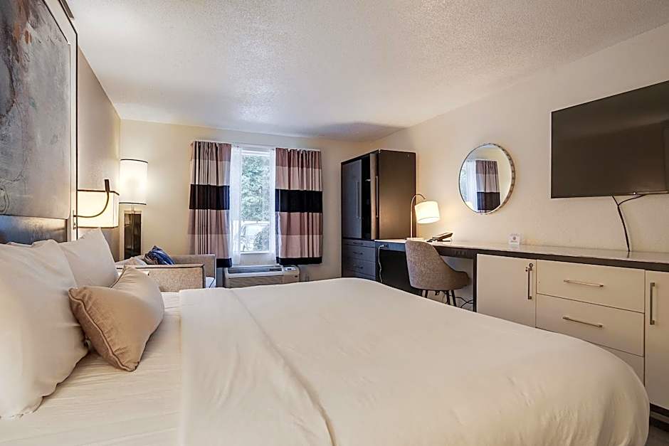 Cottonwood Suites Savannah Hotel & Conference Center