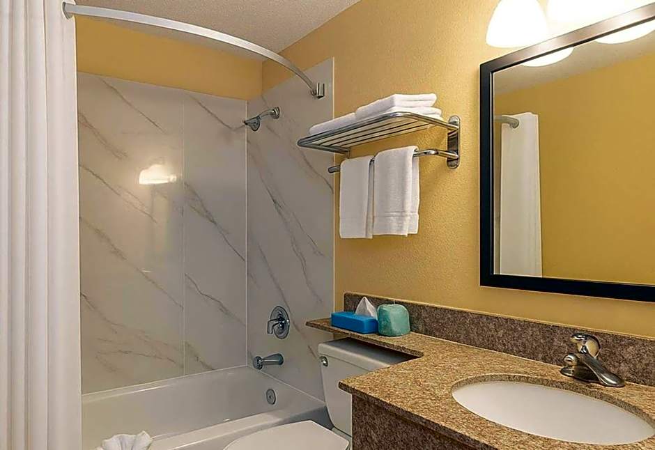 Travelodge by Wyndham Muskegon