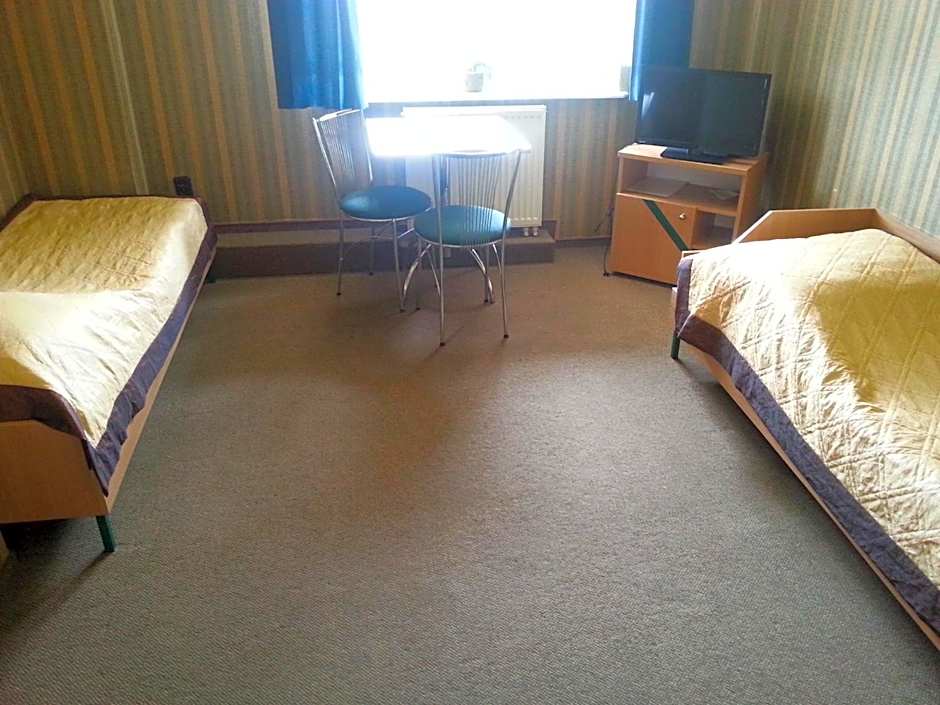 Max na terenie stacji MOL