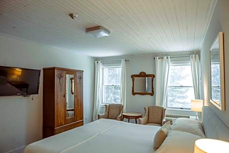 Historic Inn Deluxe King Room Niagara-on-the-Lake