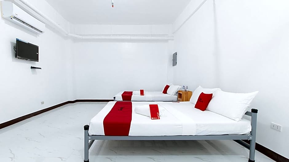 RedDoorz @ Don Martie Beach House Naic Cavite