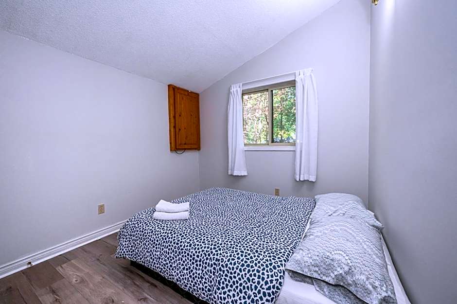 Evergreen Escape - Tobermory Chalet & Sauna