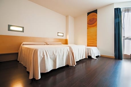 Family Room (2 Adults + 2 Children)