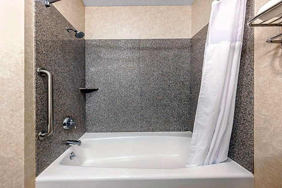 Baymont by Wyndham Pratt