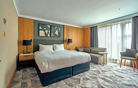 One-Bedroom King Suite with Balcony 1