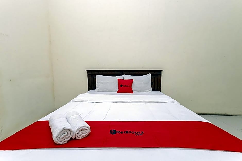 RedDoorz Plus near Museum Angkut Batu 4