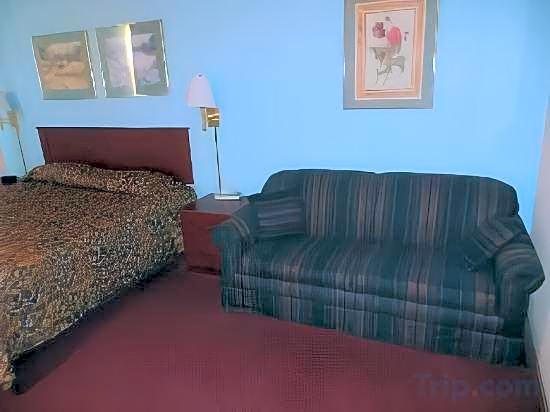Super 8 by Wyndham Knoxville Downtown Area