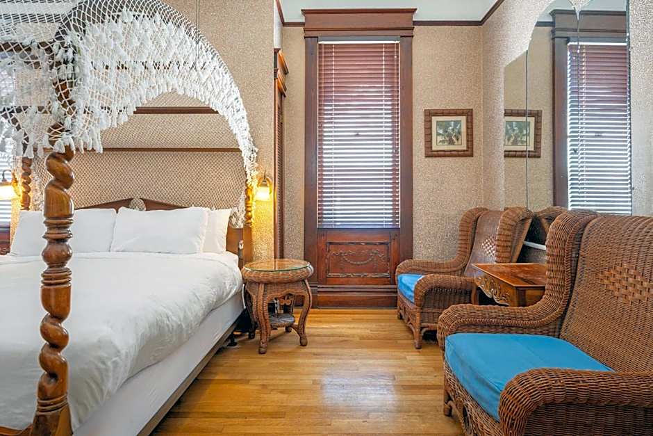 Deluxe King - Curry Mansion with Pool!