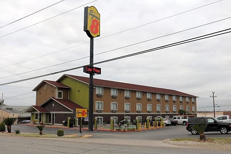 Super 8 by Wyndham San Antonio/I-35 North