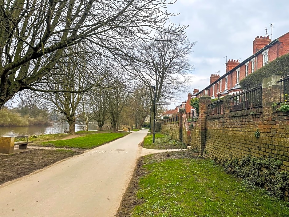 Riverside Lodge - Quaint Victorian Home By The River