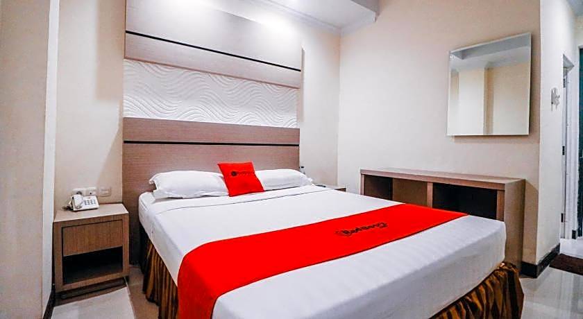 Reddoorz Plus near Makassar Town Square