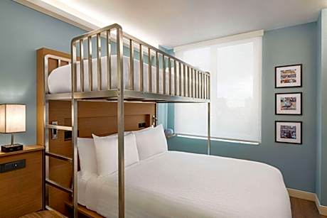 1 Queen and 1 Twin Bunk Bed, Deluxe Room, Non-Smoking