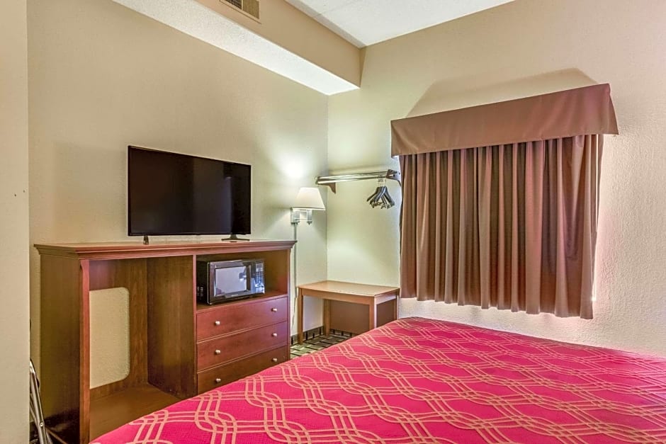 Econo Lodge Inn & Suites Marietta