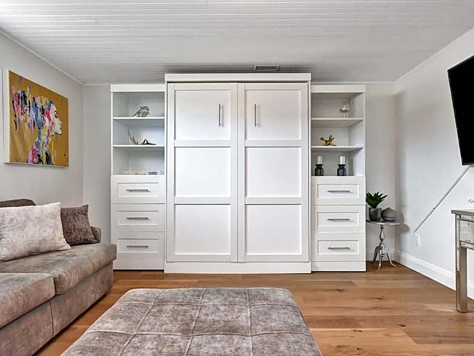 Gorgeous private retreat with hot tub