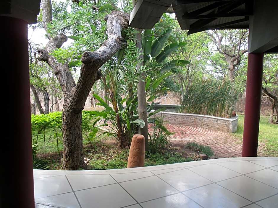 Tingala Lodge - Bed in the Bush