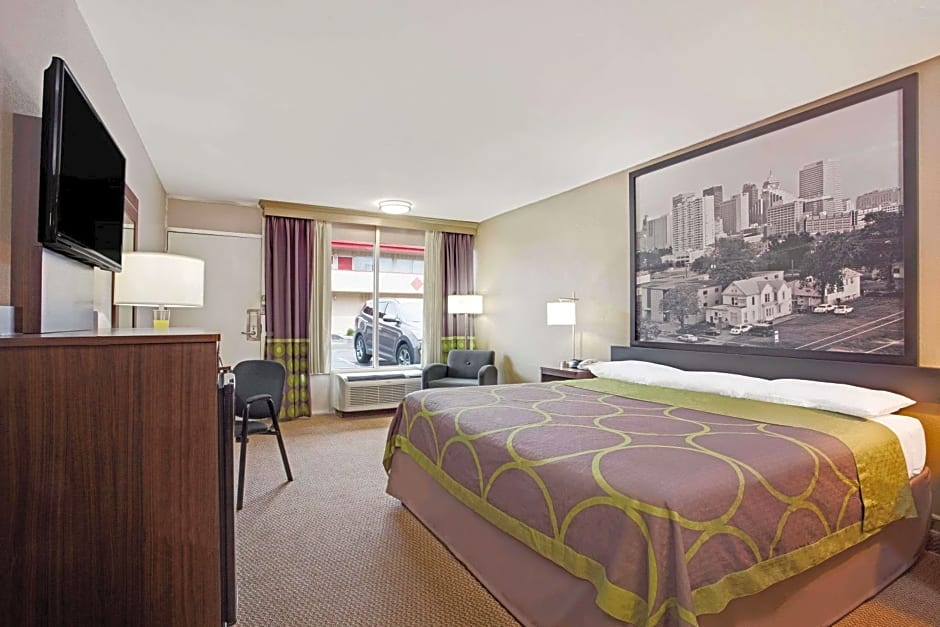 Super 8 by Wyndham Oklahoma/Frontier City